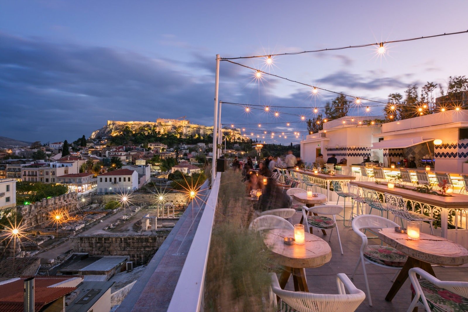 Anglais Πλάκα — κομψή ταράτσα για ποτό με θέα στα στενά Αθήνα