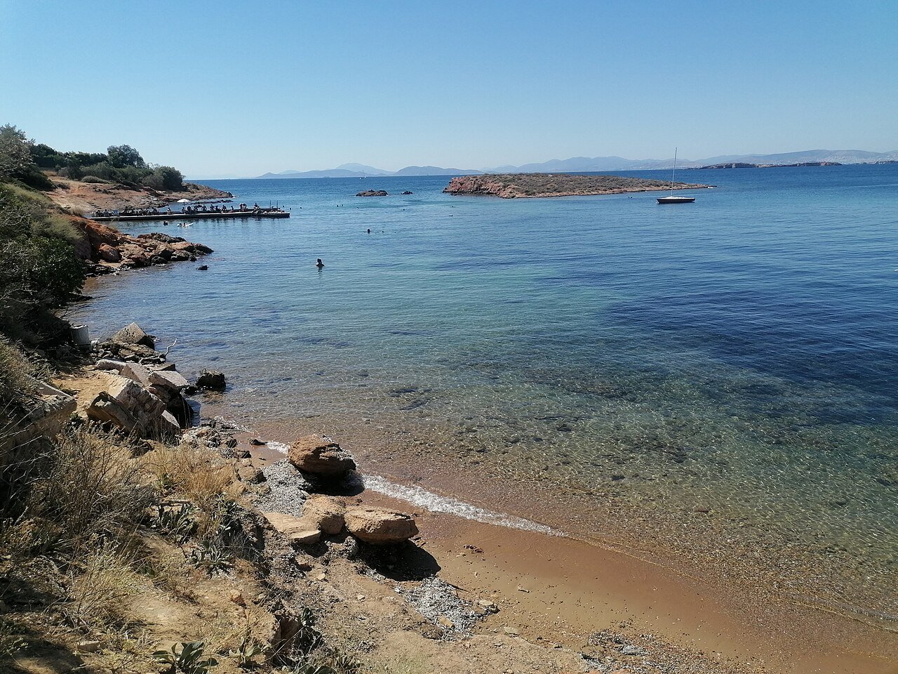 Μαύρο Λιθάρι παραλία κολύμπι βράχια