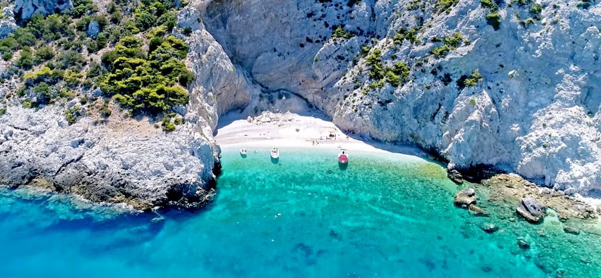 Παραλία Λευκή κοντά στο Λουτράκι