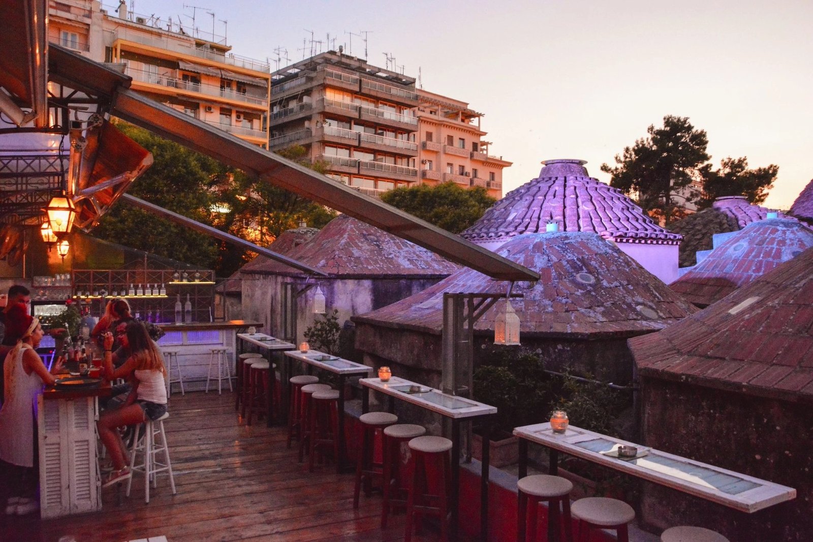 Το Παλιό Χαμάμ ταράτσα — θέα τρούλοι χαμάμ Θεσσαλονίκη