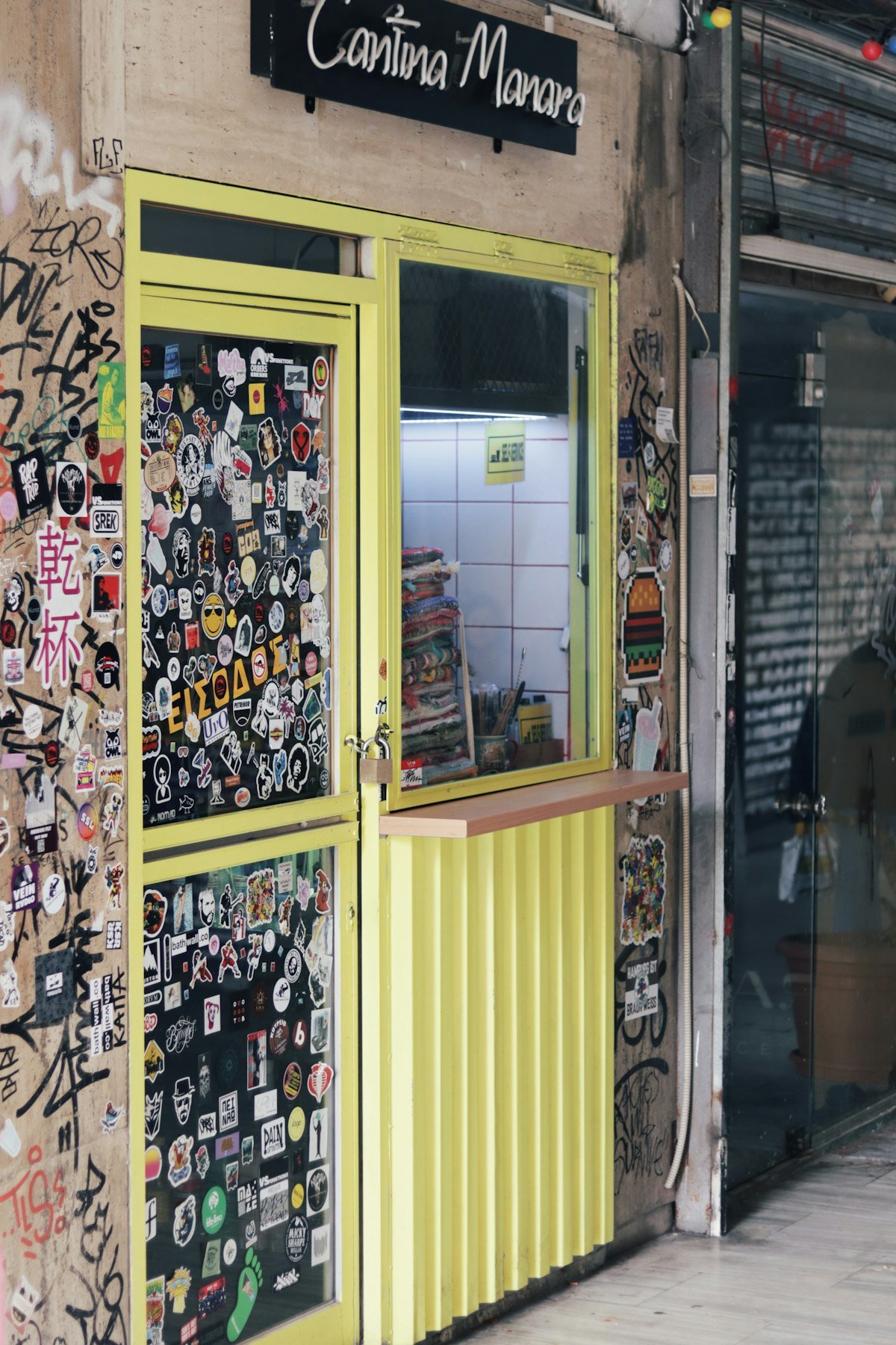 Urban art και stickers σε πόρτα κοντά στη Ροτόντα Θεσσαλονίκης