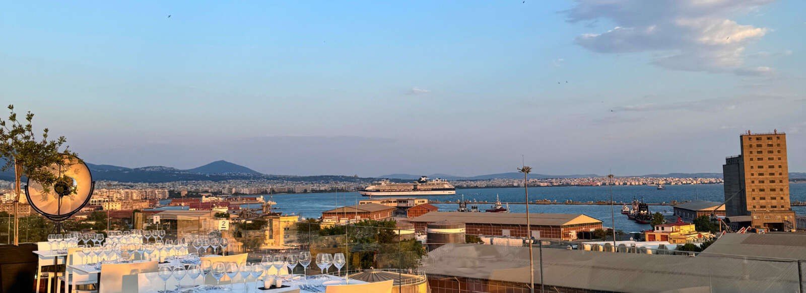 SKY BAR The Met Hotel — poolside rooftop bar Θεσσαλονίκη