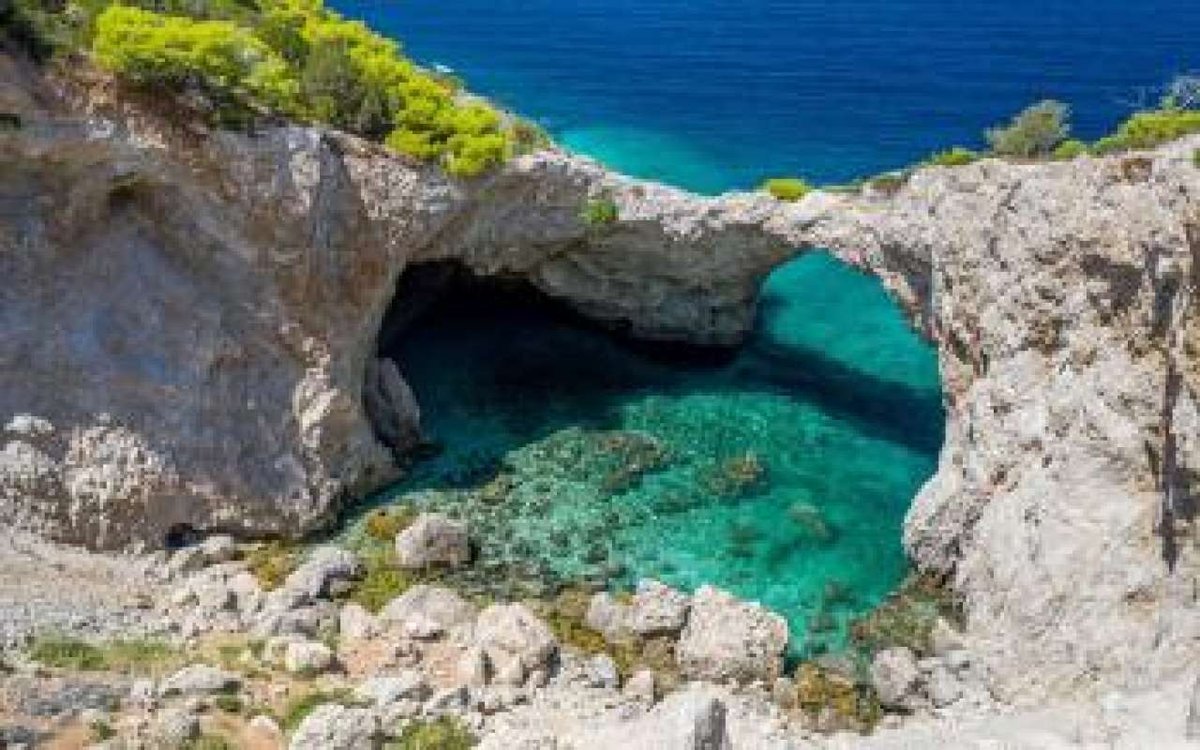 Σπηλιά των Φώκιων παραλίες Λουτράκι