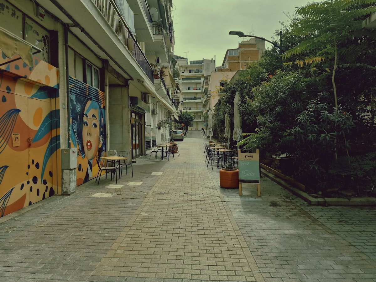 Τοιχογραφία mural σε πεζοδρόμιο της Άνω Πόλης Θεσσαλονίκης