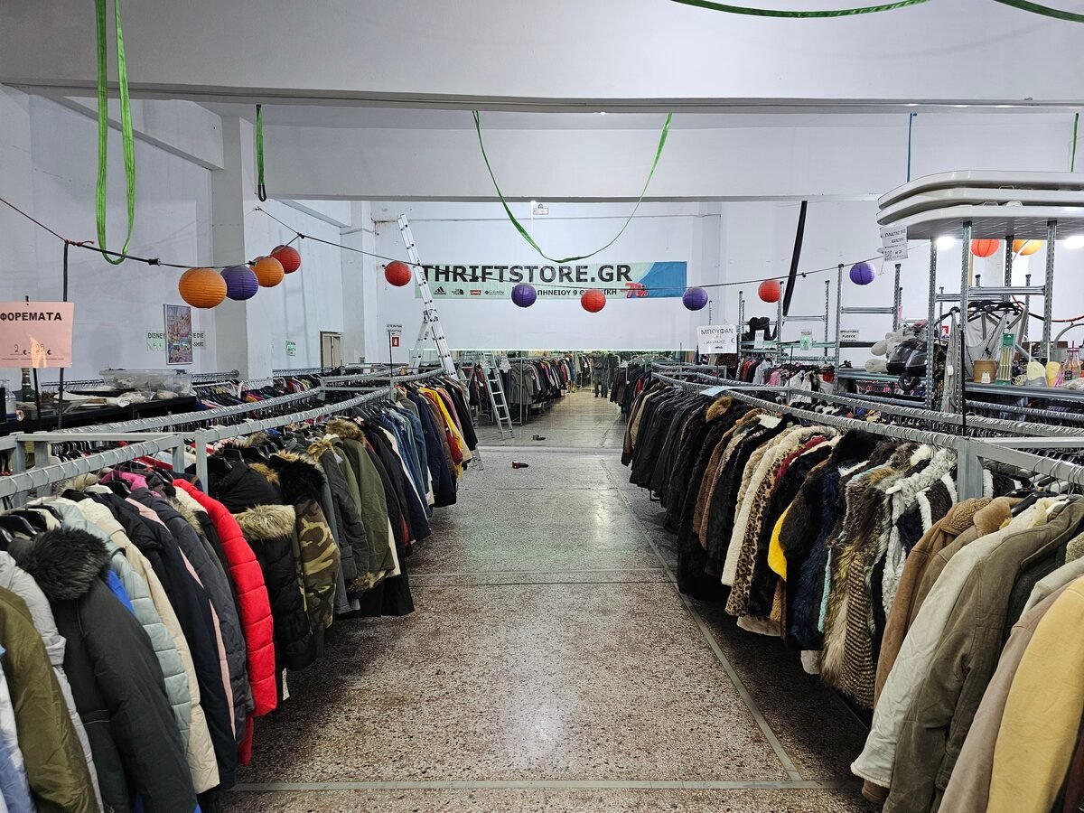 vintage μαγαζιά Θεσσαλονίκη ράφια ρούχα, shopping Θεσσαλονίκη