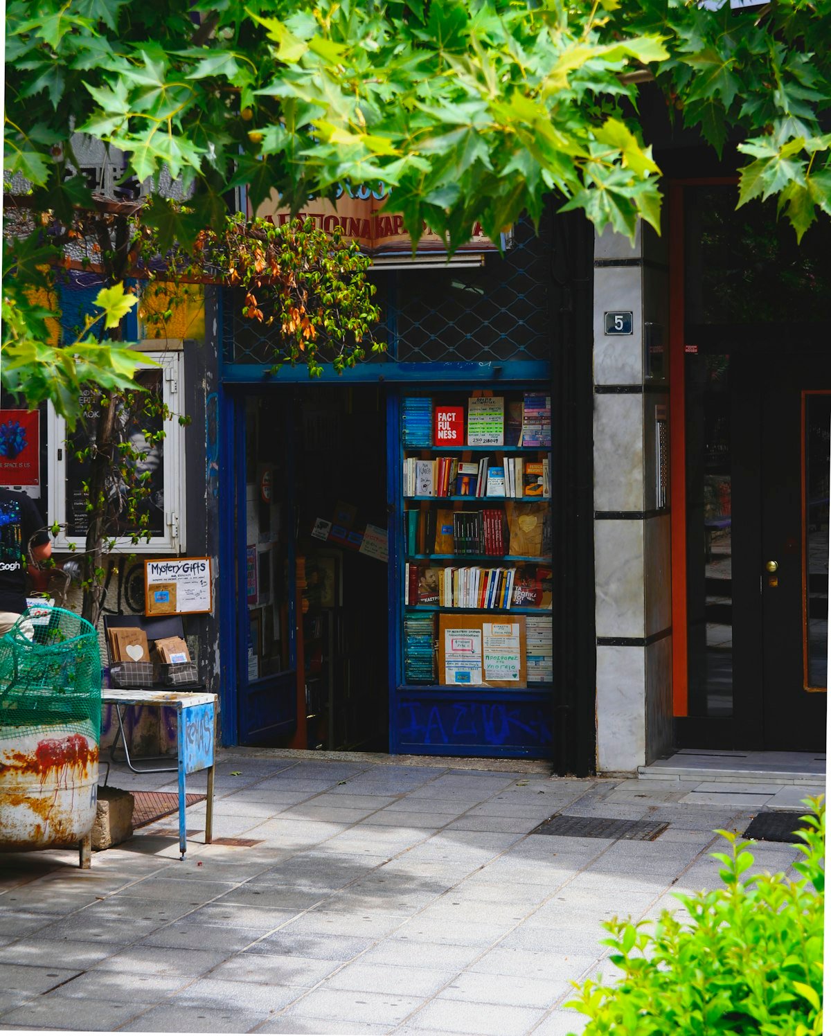 Βιβλιοπωλείο με ράφια γεμάτα βιβλία στη Θεσσαλονίκη