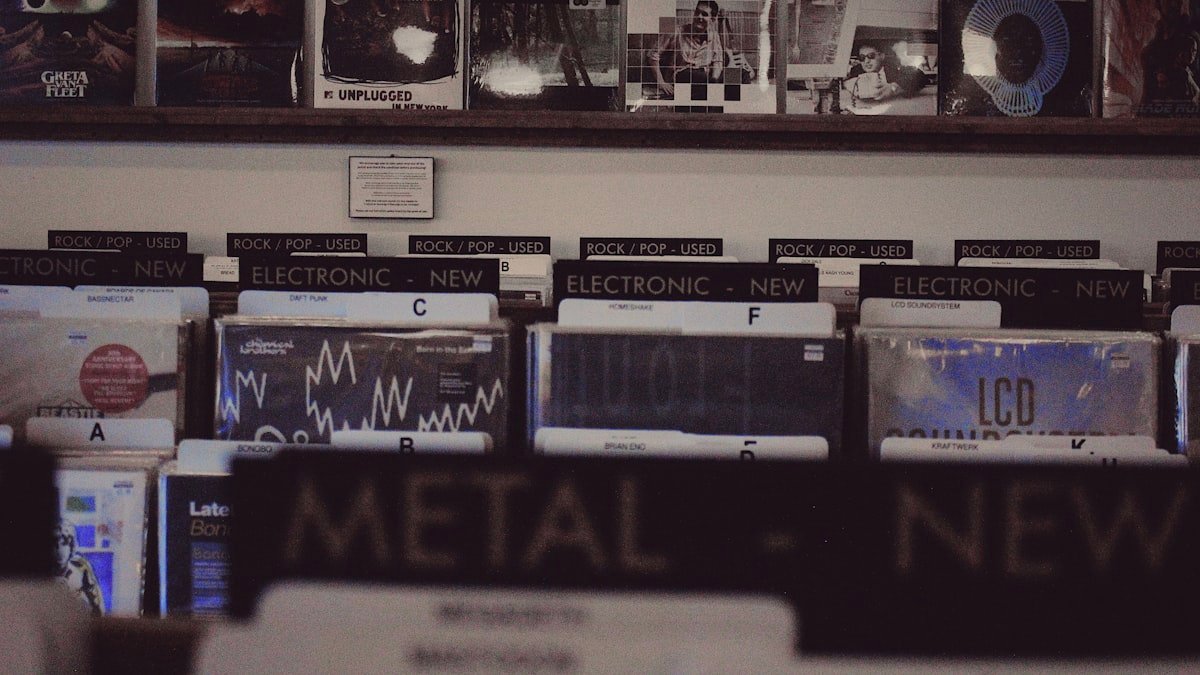 Βιβλία σε ράφια κλασικού βιβλιοπωλείου